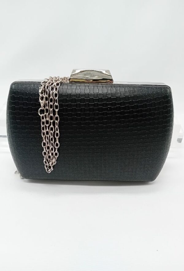 4QUEENS Mαύρο Clutch Τσαντάκι με Ασημί Αλυσίδα - Image 3